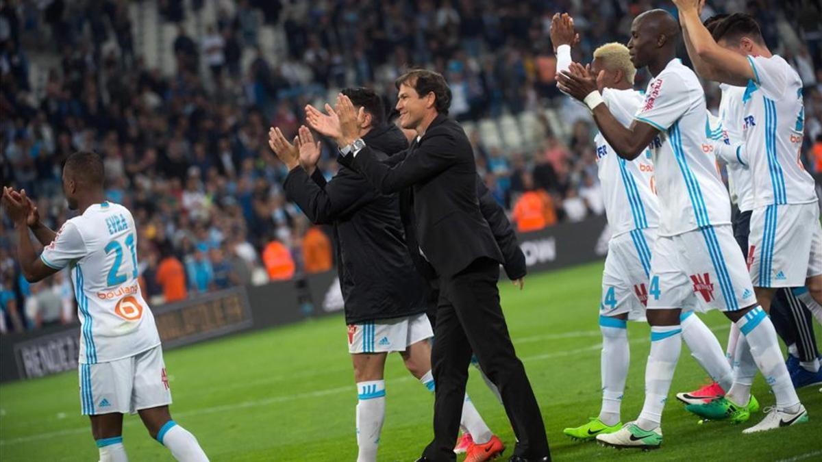 Rudi Garcia y sus jugadores celebran la clasificación