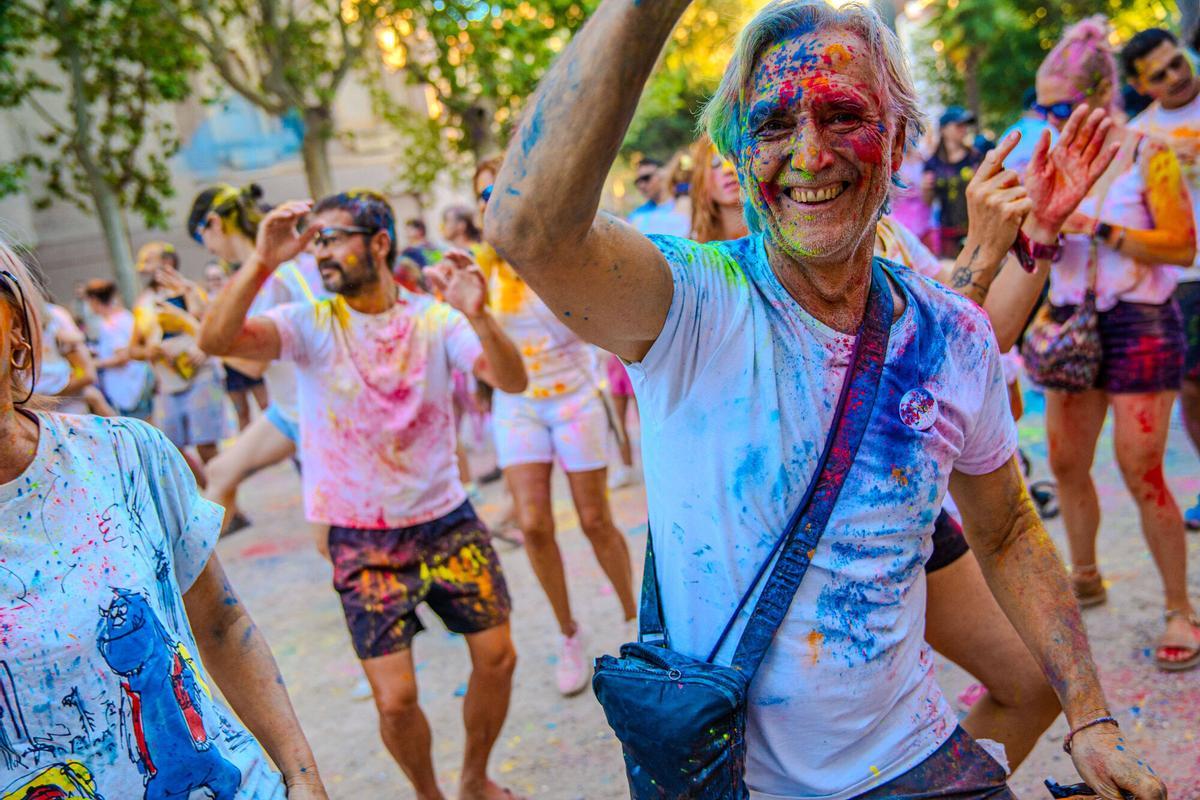 La festa Holi omple de colors els Jardins del Casino de Manresa La festa Holi omple de colors els Jardins del Casino de Manresa