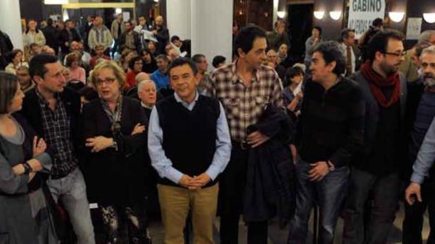 Roberto Sánchez Ramos, en el centro, junto a algunos de los ponentes que hablaron sobre el parking de Uría.