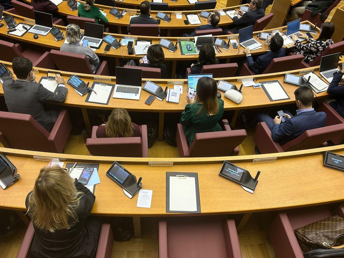 El escaño de Mazón, vacío, en la cuarta fila de la bancada del PP en las Corts, este miércoles.