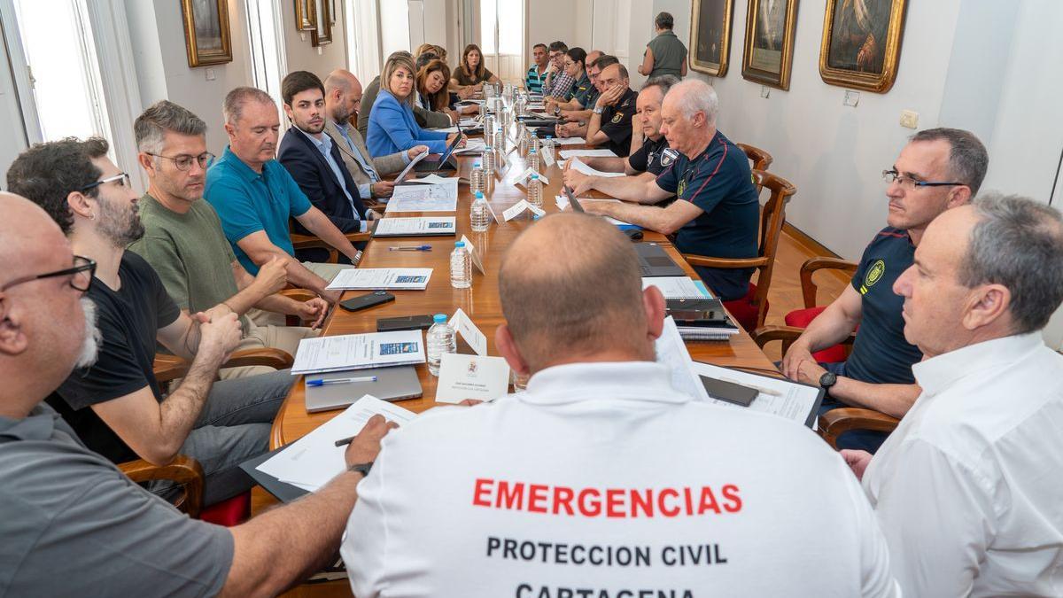 Reunión de coordinación para garantizar la seguridad durante el festival Rock Imperium.