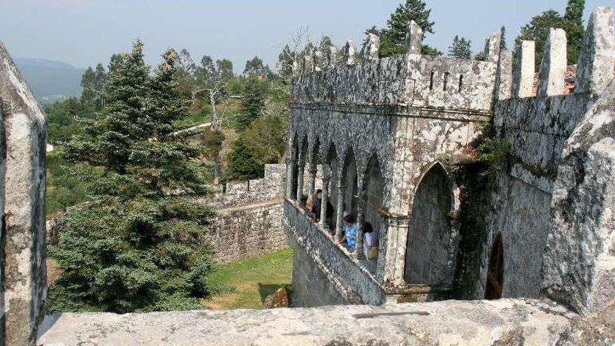 Los eucaliptos desaparecerán del recinto del castillo de Soutomaior. // FdV