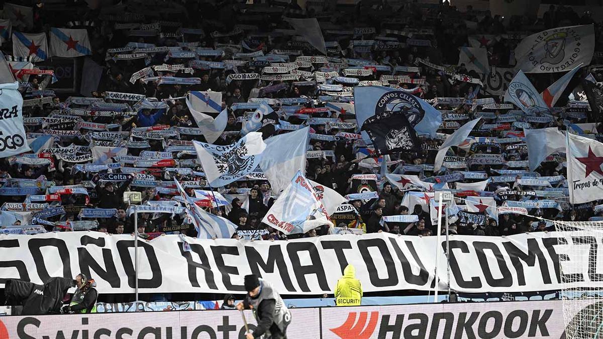Os siareiros do Celta dando folgos os xogadores durante o encontro co Lille.