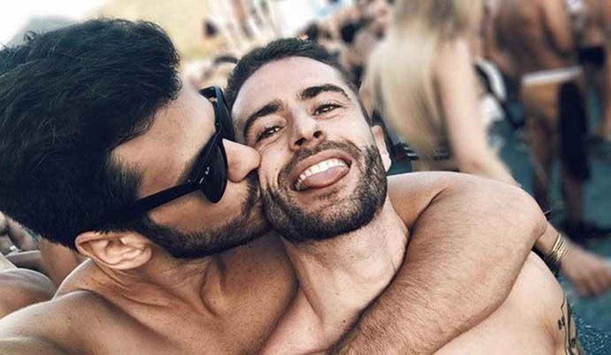 Pelayo Díaz, junto a su pareja.