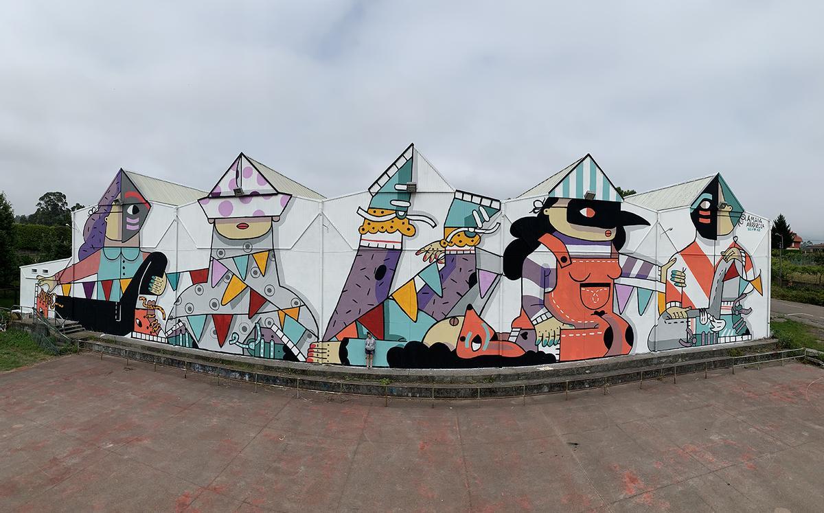 Amaia Arrazola frente al mural que pintó en el pabellón de Carballal, en Cabral (Vigo).