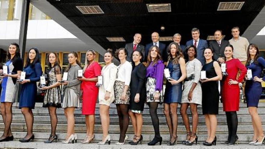 La selección femenina de balonmano, bronce en los JJ OO Londres 2012, posan con las medallas de la Real Orden del Mérito Deportivo.