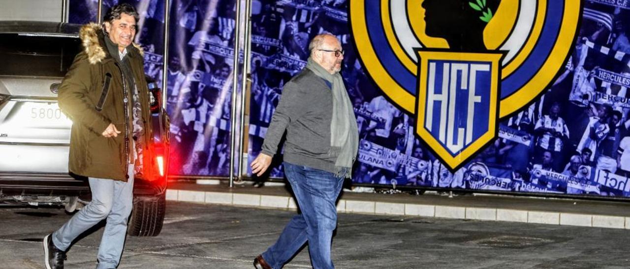 Juan Carlos Ramírez y Paquito salen de las oficinas del Hércules para acudir a la sala de prensa del estadio a reunirse con los presidentes de las peñas activas, anoche.