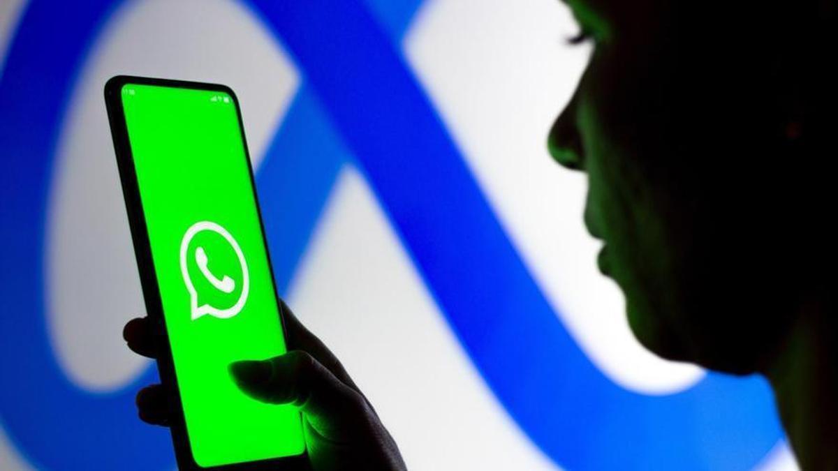 Una persona abre la aplicación de WhastApp.