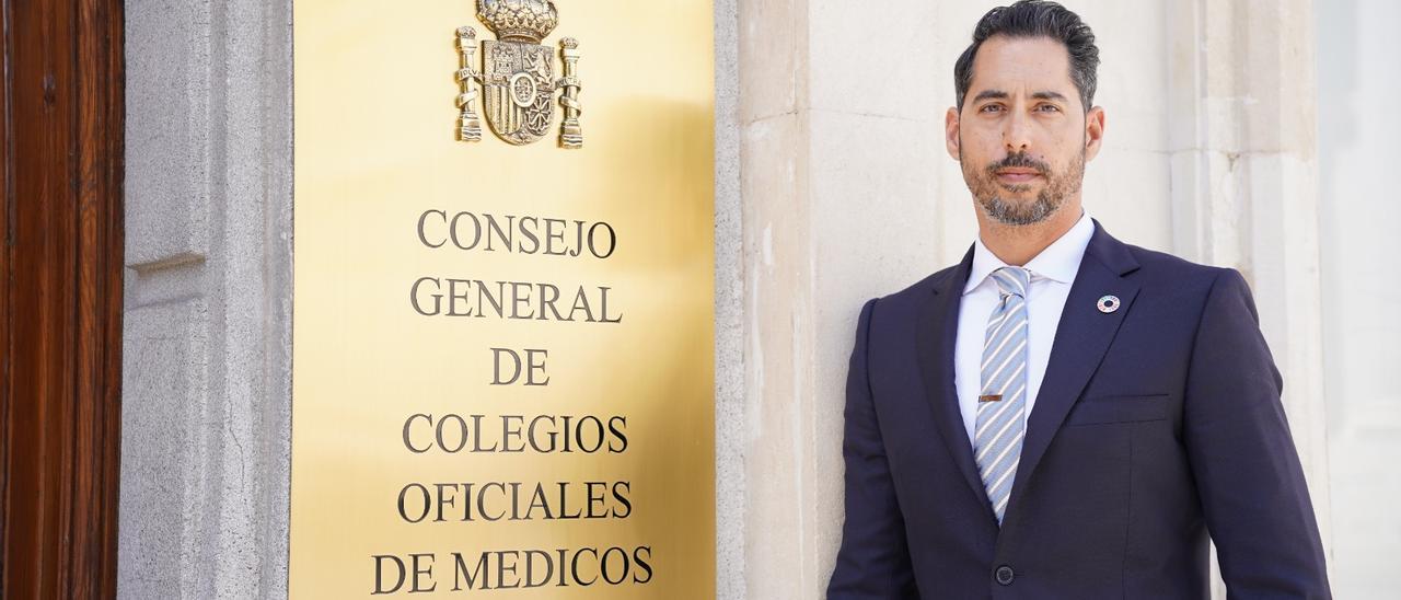 Carlos Cabrera, neumólogo del Hospital Dr. Negrín, en el Consejo General de Colegios Oficiales de Médicos.