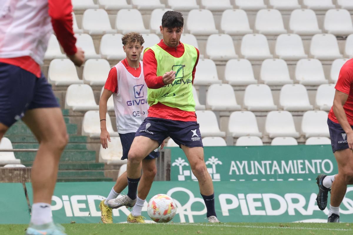 Javi Flores en la sesión de entrenamiento hoy del Córdoba CF.