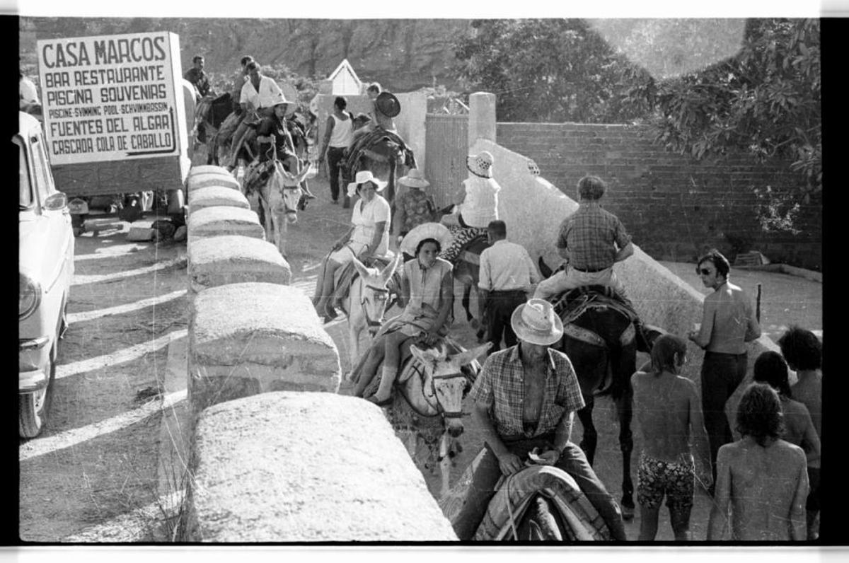 Los paseos en burro por los alrededores de las Fuentes del Algar se convirtieron durante años en un medio para lograr unas pesetas, como se aprecia en estas imágenes de los 60.