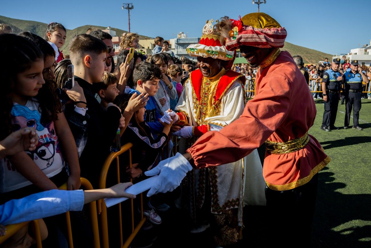 Miles de personas llenan de ilusión el Estadio de Barrial en la llegada de los Reyes Magos