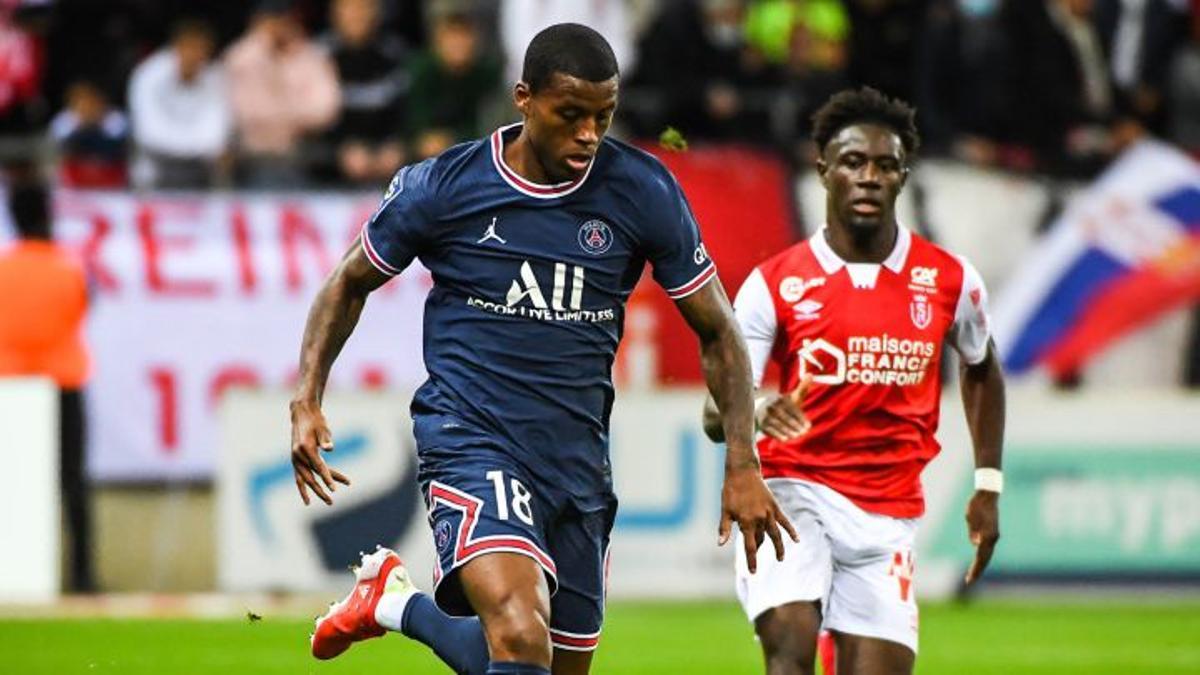 Wijnaldum durante un partido con el PSG