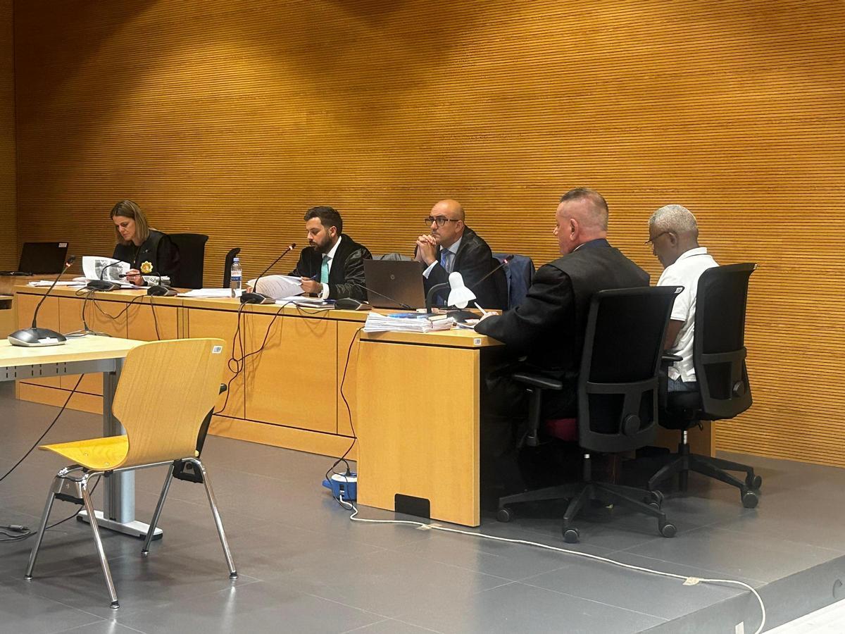El acusado, de espaldas a la derecha, en el juicio celebrado este lunes en la Audiencia Provincial de Las Palmas.