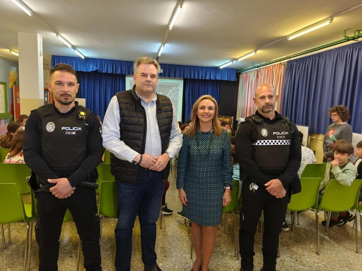 Ángel Novillo y María José Lara, con los policías locales en el colegio El Prado.