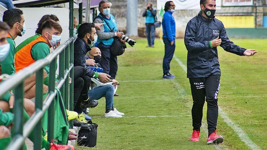 Fran Justo, durante el partido entre Arenteiro y Compostela, el primero de los amistosos.