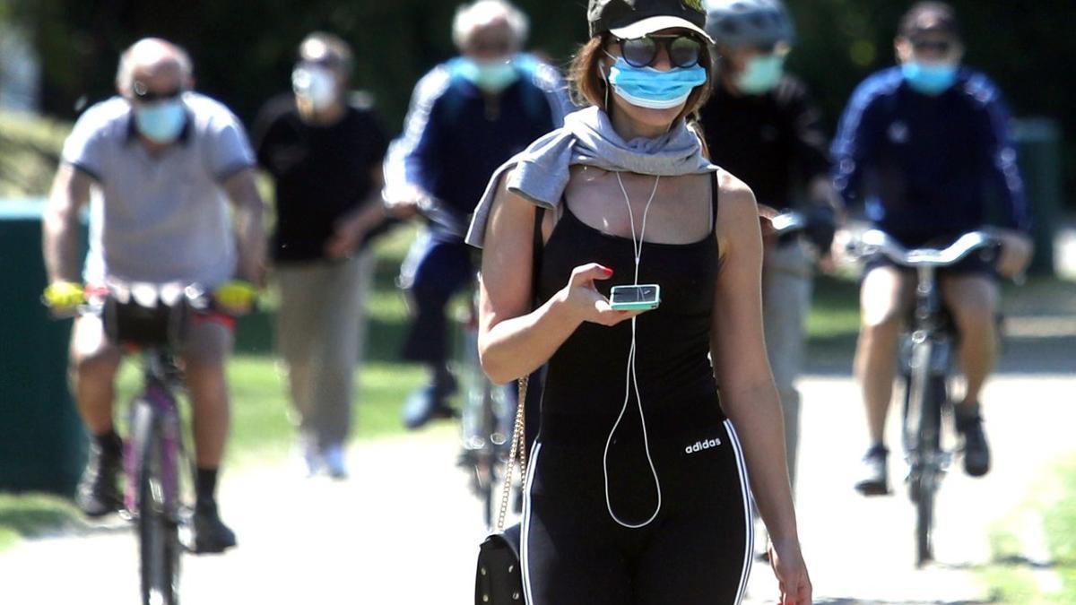 Una mujer hace deporte en un parque de Milán.