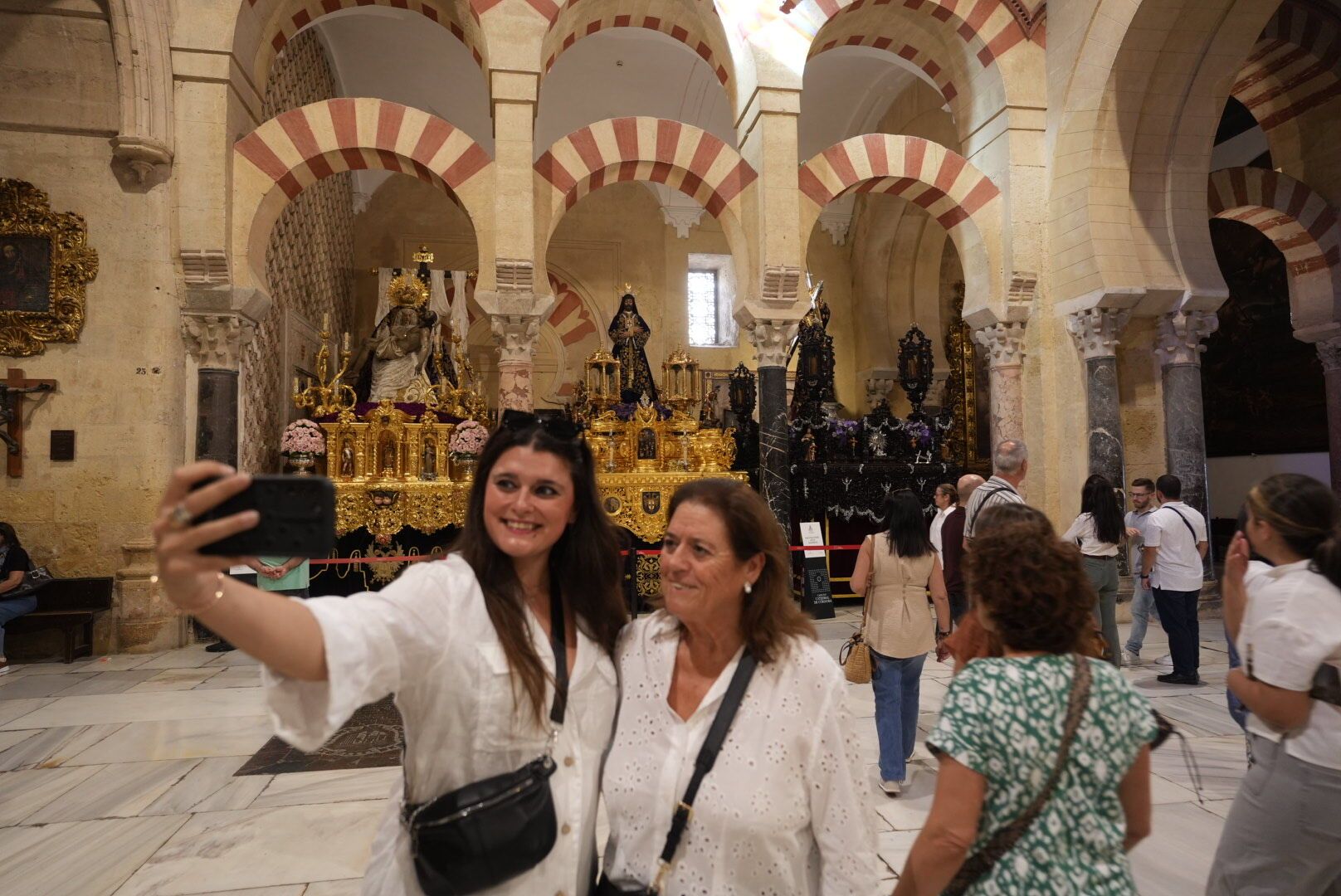 La imágenes del Magno Vía Crucis expuestas en la Mezquita Catedral