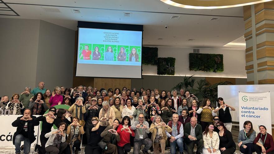 La Asociación Contra el Cáncer reconoce a sus más de 400 voluntarios en Cáceres en un encuentro que refuerza su papel clave en el apoyo oncológico