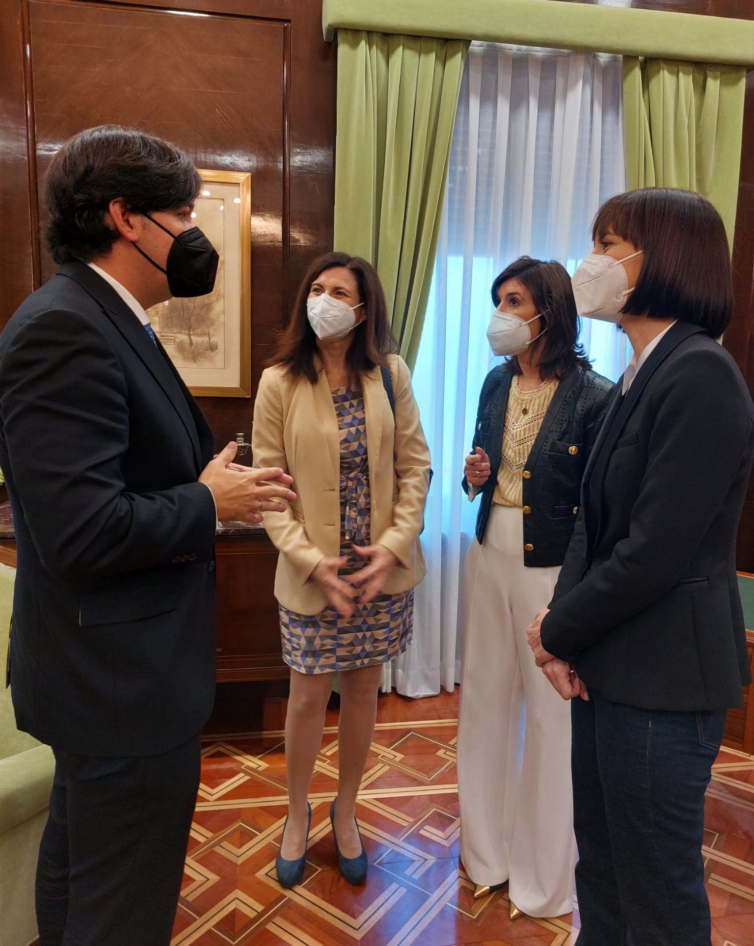 , el consejero de Ciencia, Borja Sánchez, con la ministra de Ciencia e Innovación, Dina Morant (derecha); la directora general de Investigación, Raquel Yotti; y la hija de Margarita Salas, Lucía Viñuela.