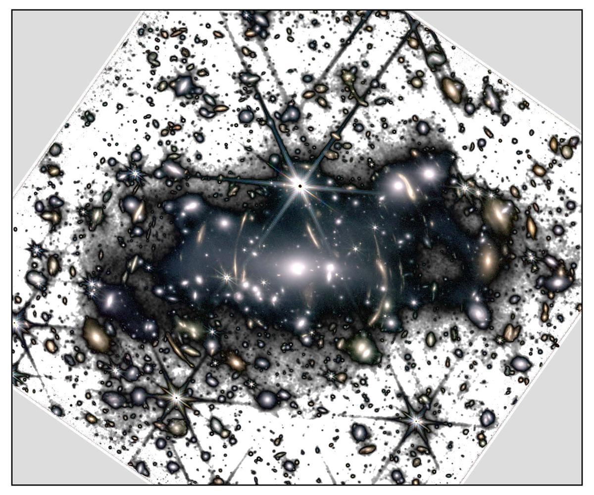 Imagen de la luz intracumular del cúmulo SMACS-J0723.3-7327 obtenida por el JWST. Los datos han sido procesados por el equipo del IAC para mejorar la detección de la débil luz entre las galaxias (en blanco y negro).