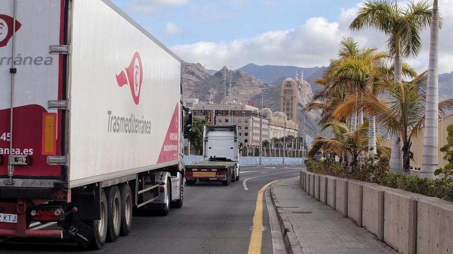 El puerto de Santa Cruz no para, la ciudad descansa