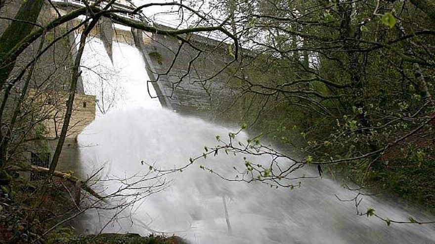 El embalse de Zamáns, en Vigo, aliviando agua tras varias jornadas de intensa lluvia.