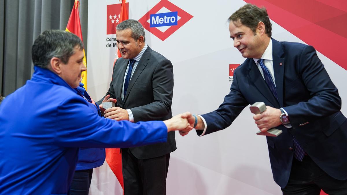 El consejero de Transportes y el consejero delegado de Metro hacen entrega del reconocimiento a un trabajador