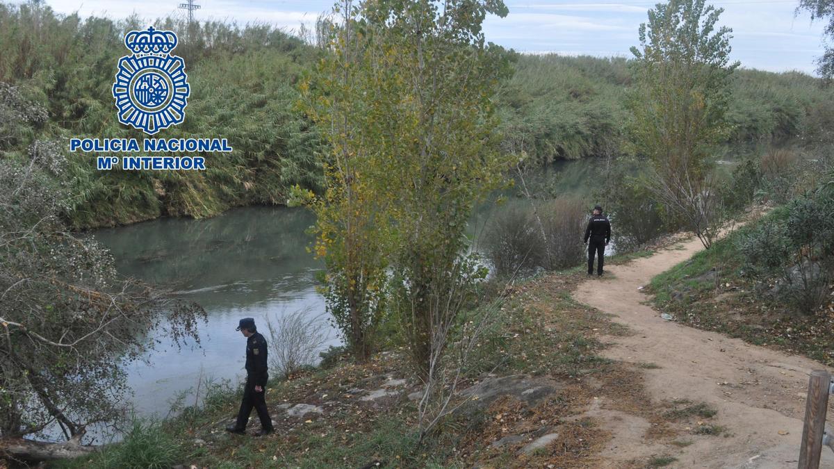 Agentes de policía durante la búsqueda en el río.