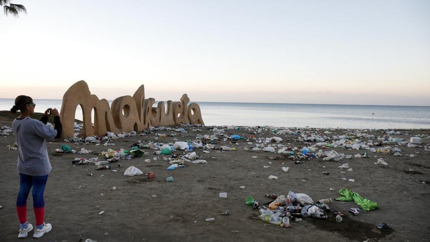 Limasam retira 20 toneladas de basura de la playa tras la noche de San Juan en Málaga