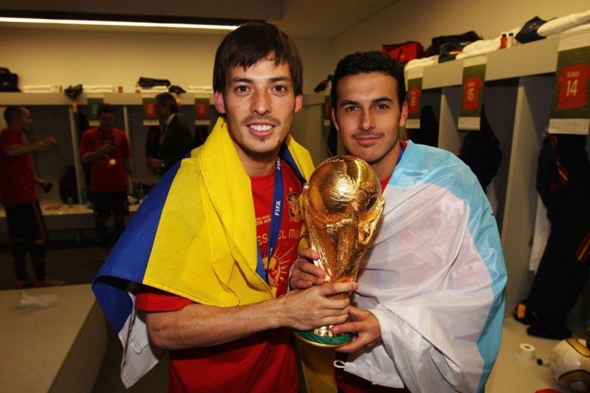 David Silva, junto a Pedro Rodríguez, tras conquistar el Mundial de 2010 en el Soccer City.