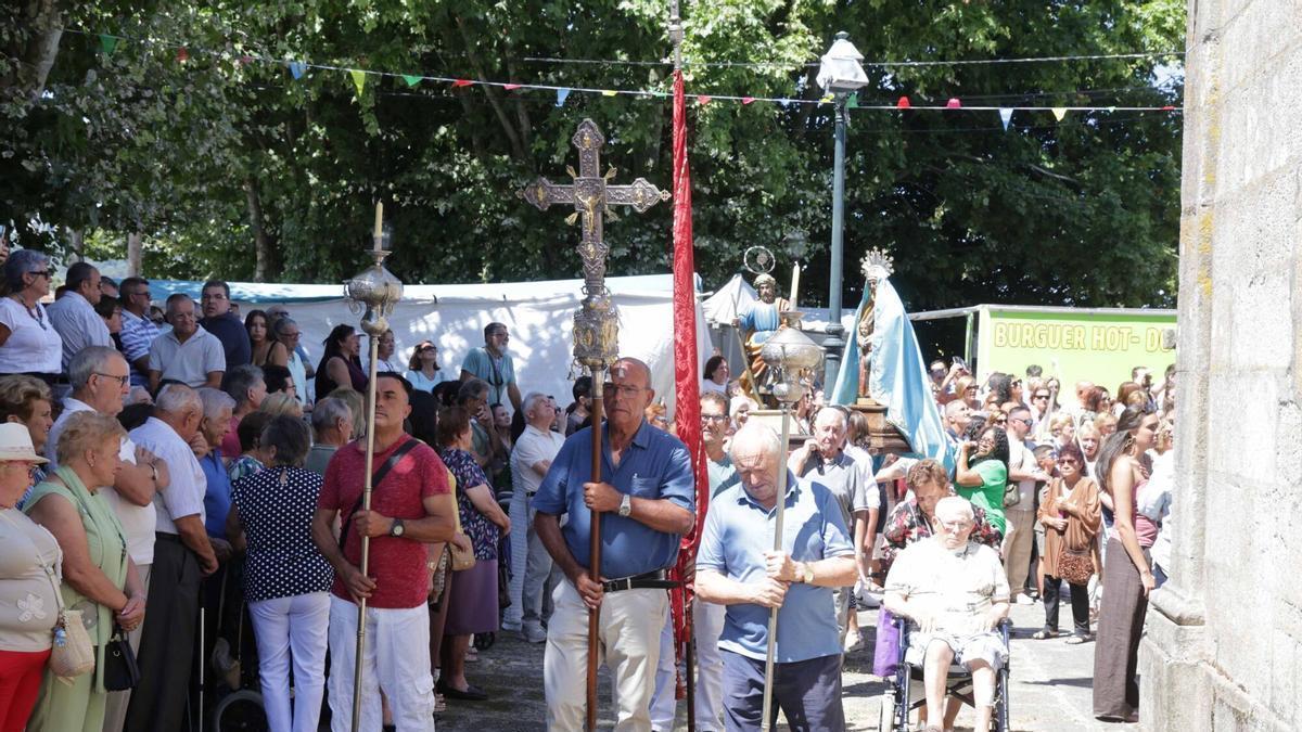 Procesión en honor a Santa Ana en Beade.