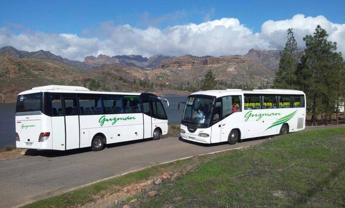 Dos vehículos de Guaguas Guzmán, en las estribaciones de la presa de Chira.
