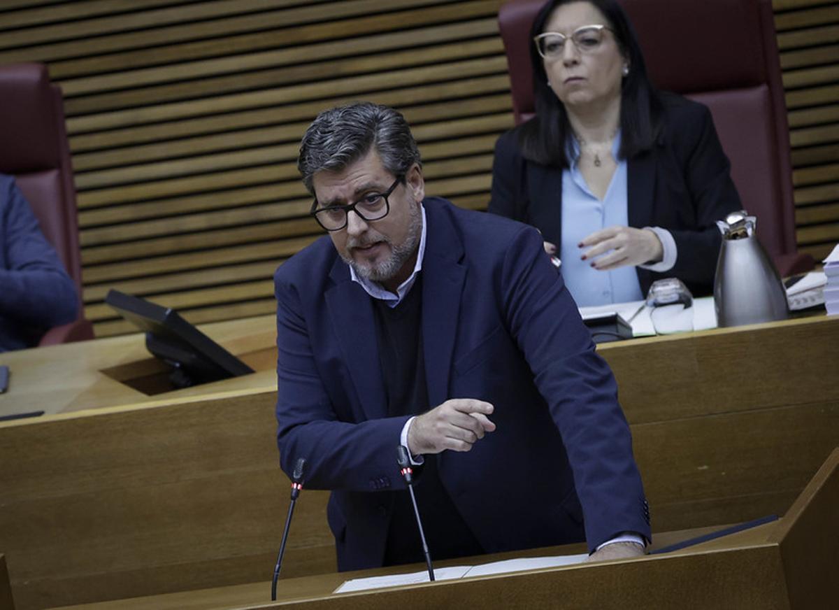 El diputado del PP, Javier Gutiérrez, interviene en el pleno de las Corts, este miércoles.