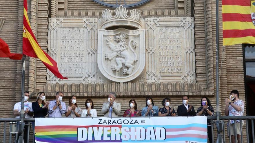 Bandera LGTBI sobre el balcón del Ayuntamiento de Zaragoza