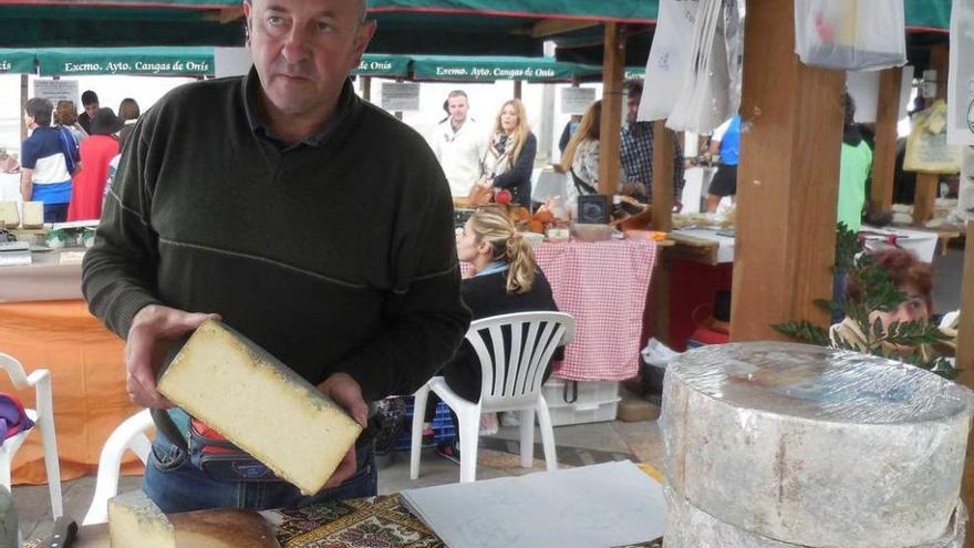 Cándido Asprón, ayer, con gamonéu del puerto, en Cangas de Onís.