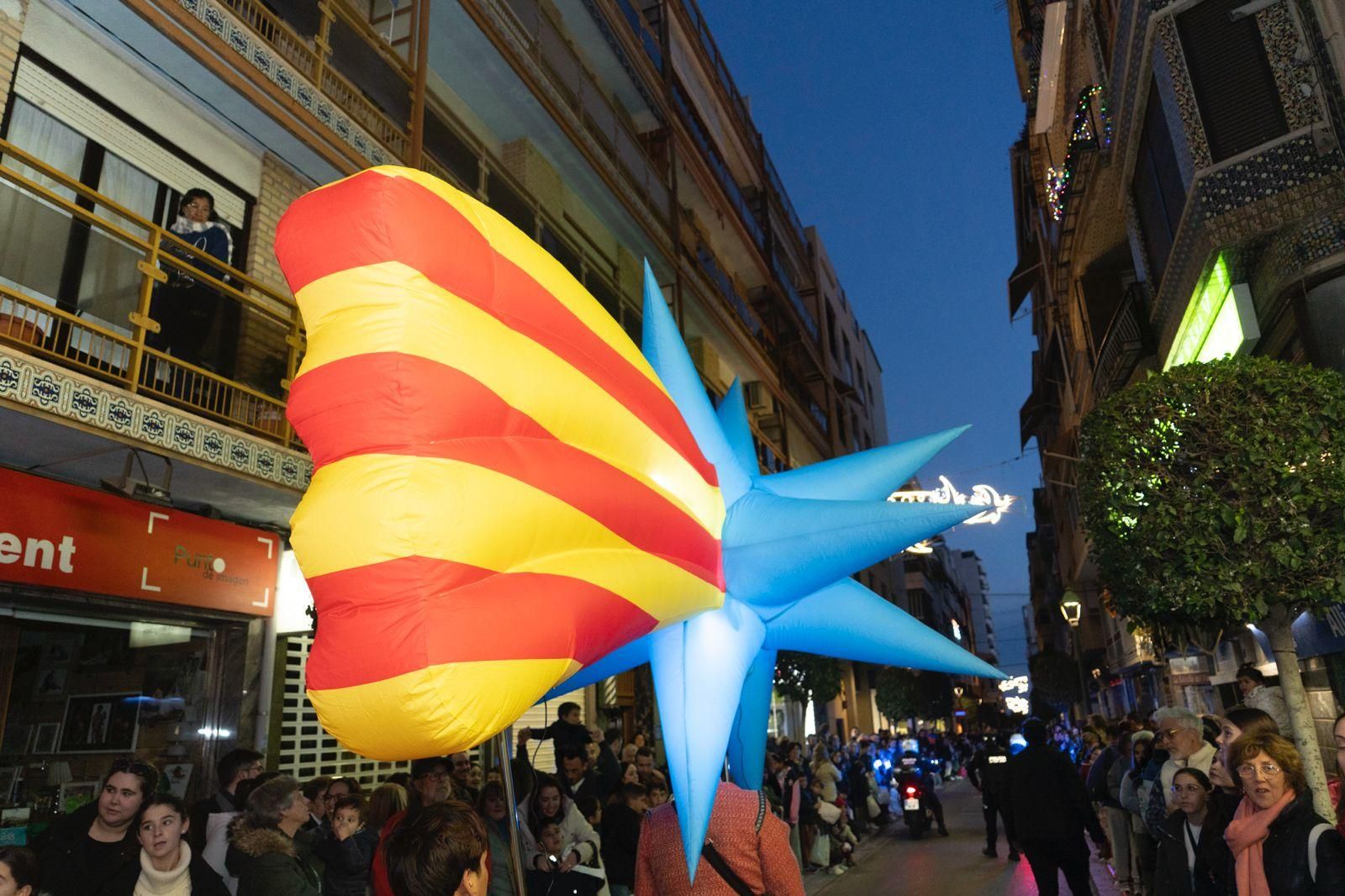 La Vila Joiosa recibe a los Reyes Magos por la puerta grande
