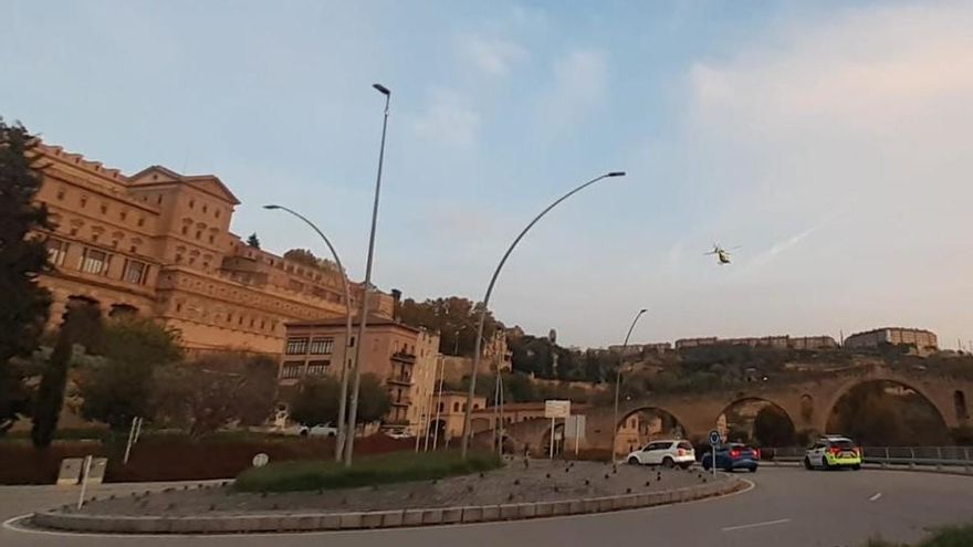 Al fons, l'helicòpter que ha actuat en el rescat d'una família al riu Cardener a Manresa