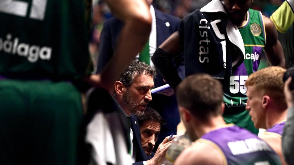 Ibon Navarro se dirige a los jugadores del Unicaja en un tiempo muerto contra el Joventut.