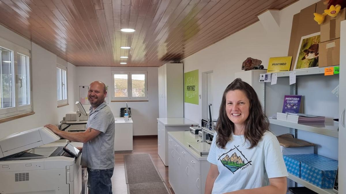 Iván Rodríguez y Laura Lorences en su negocio de Tineo.