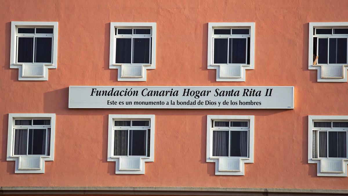 Una persona abre una ventana de la fachada principal del Hogar Santa Rita II, fundado por el Padre Antonio en el Puerto de la Cruz. | | CARSTEN W. LAURITSEN