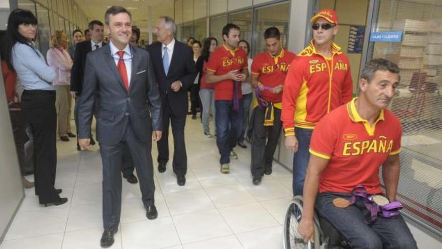 El presidente de Gadisa, Roberto Tojeiro, ayer con los medallistas paralímpicos durante la visita a las instalaciones de Gadisa. / víctor echave