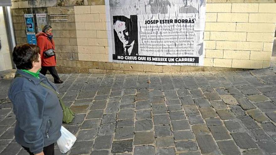 Vianants observant una de les pancartes explicatives al carrer Major