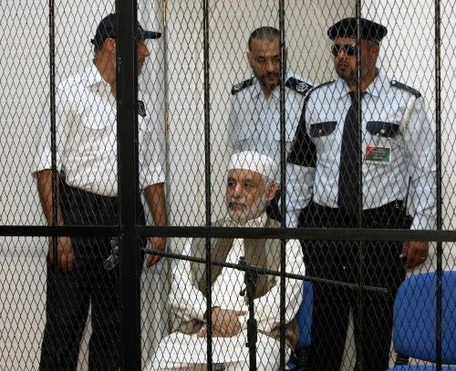 Baghdadi al-Mahmoudi, quien fue el último primer ministro del gobierno de la Libia de Gaddafi, se encuentra tras las rejas durante la primera audiencia de su juicio en una prisión en Trípoli