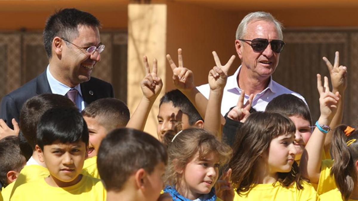 Josep Maria Bartomeu y Johan Cruyff inauguran el 'Pati 14' en la escuela CEIP Seat Zona Franca