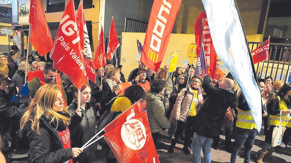Concentración de protesta ante la sede de Muface por parte de representantes sindicales el miércoles en Castellón