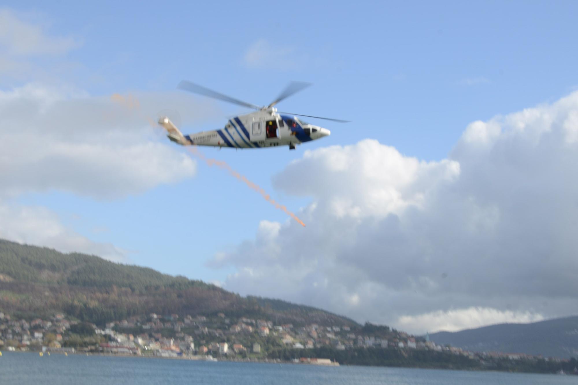 Escenas del simulacro de rescate frente a Moaña.