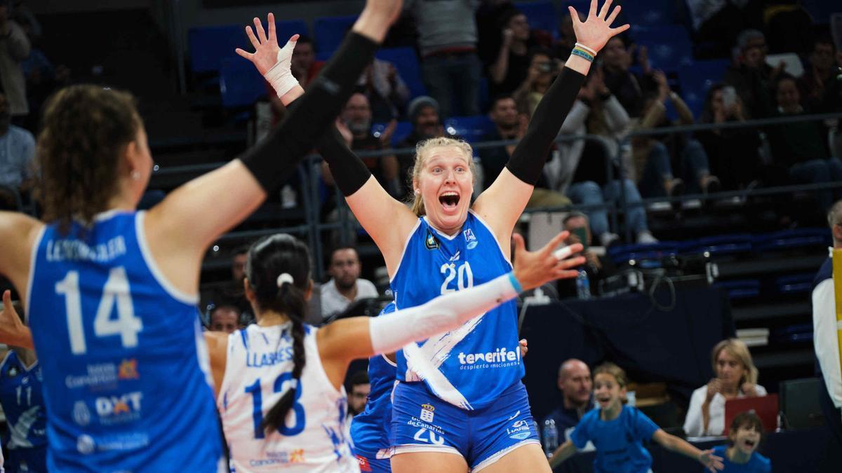 Meg Wolowicz celebra uno de sus puntos logrados en un partido de la Champions League