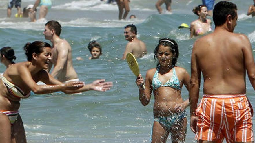 No se puede hacer juegos en la playa a menos de seis metros de la gente.