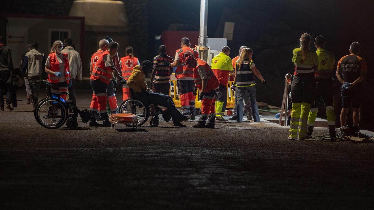 Archivo - Varios migrantes son ayudados al llegar al Puerto de La Restinga, a 20 de septiembre de 2024, en El Hierro, Canarias (España). Una nueva embarcación ha sido trasladada al puerto de La Restinga con 63 personas migrantes a bordo. Entre ellas había